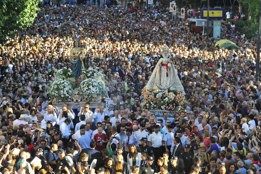 Cientos de miles de murcianos acompañan a la Morenica en el camino a su santuario.