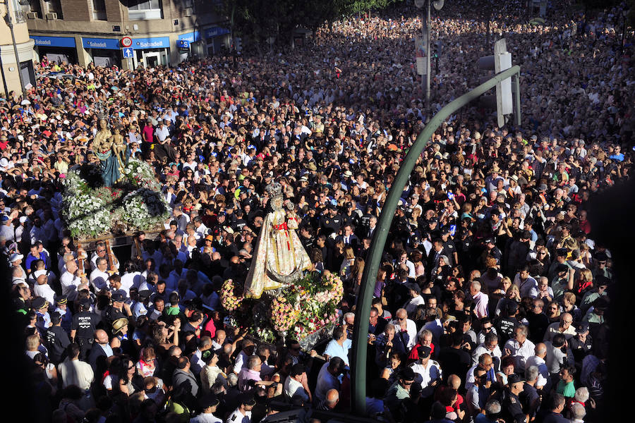 Cientos de miles de murcianos acompañan a la Morenica en el camino a su santuario.