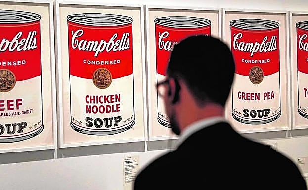 Un visitante observa las latas de sopa Campbell's, una de las obras más conocidas de Warhol, ayer, en CaixaForum de Barcelona.