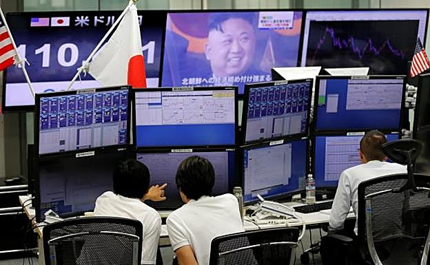 Monitores muestran al líder de Corea del Norte y la cotización del dólar y el yen en una casa de cambio en Tokio.