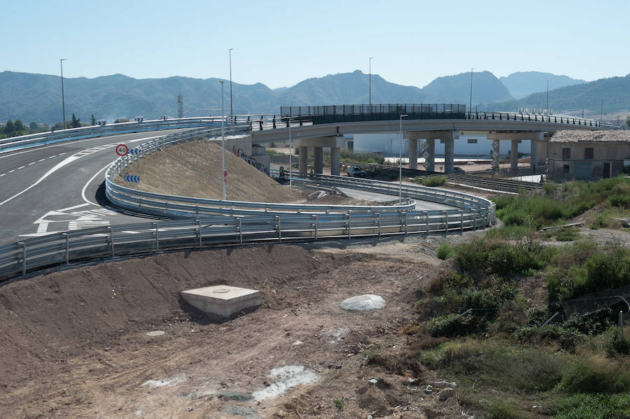 El ministro de Fomento, Ínigo de la Serna, pidió disculpas por el cambio de agenda ya que no acudió a inaugurar el puente de Tiñosa, tal y como estaba previsto, donde le esperaban 150 vecinos protestando y exigiendo el soterramiento.