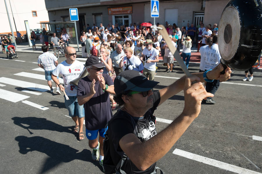 El ministro de Fomento, Ínigo de la Serna, pidió disculpas por el cambio de agenda ya que no acudió a inaugurar el puente de Tiñosa, tal y como estaba previsto, donde le esperaban 150 vecinos protestando y exigiendo el soterramiento.