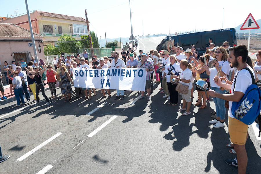 El ministro de Fomento, Ínigo de la Serna, pidió disculpas por el cambio de agenda ya que no acudió a inaugurar el puente de Tiñosa, tal y como estaba previsto, donde le esperaban 150 vecinos protestando y exigiendo el soterramiento.