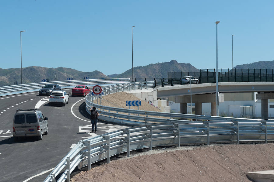 El ministro de Fomento, Ínigo de la Serna, pidió disculpas por el cambio de agenda ya que no acudió a inaugurar el puente de Tiñosa, tal y como estaba previsto, donde le esperaban 150 vecinos protestando y exigiendo el soterramiento.