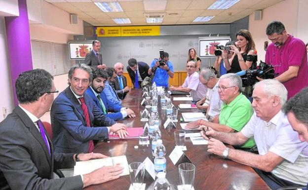 El ministro, entre Ballesta y López Miras, en la reunión de ayer con representantes de la Plataforma Pro Soterramiento.