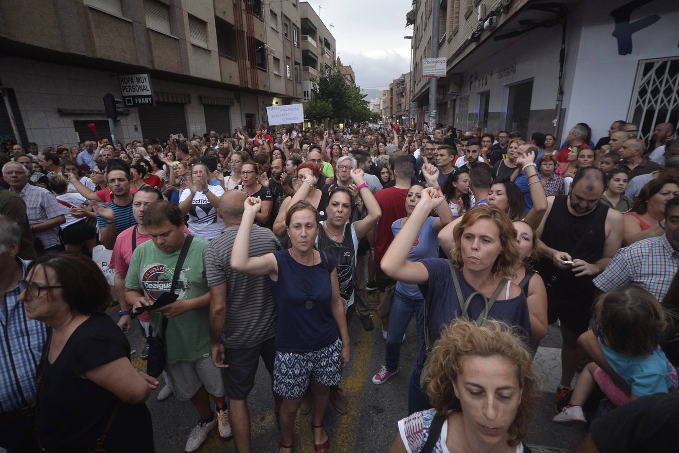 Los agentes han cargado contra algunos vecinos después de que les lanzaran piedras y botellas. La Policía ha desplegado un dispositivo para impedir que los vecinos ocupen el paso a nivel de Santiago el Mayor