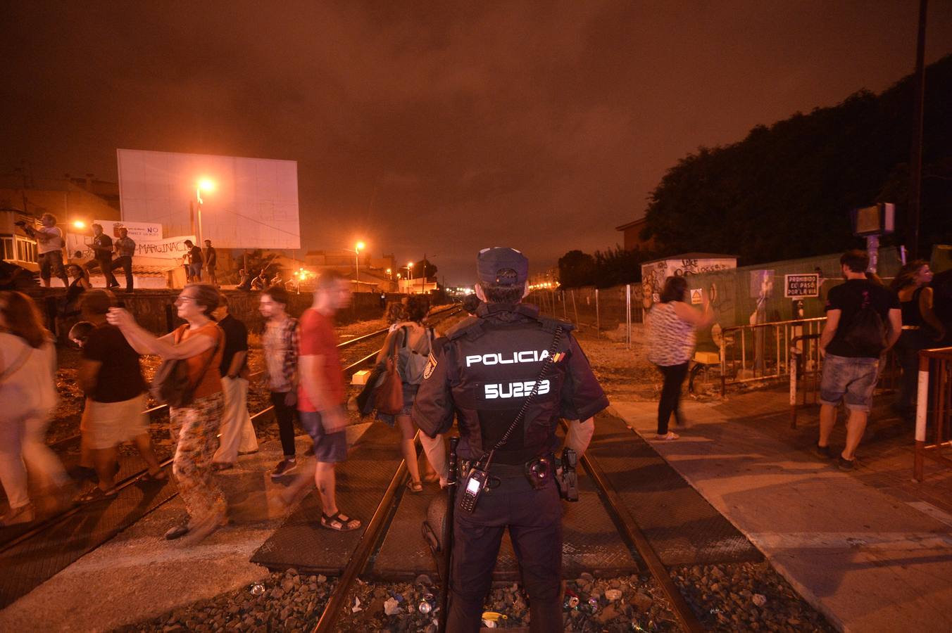 Los agentes han cargado contra algunos vecinos después de que les lanzaran piedras y botellas. La Policía ha desplegado un dispositivo para impedir que los vecinos ocupen el paso a nivel de Santiago el Mayor