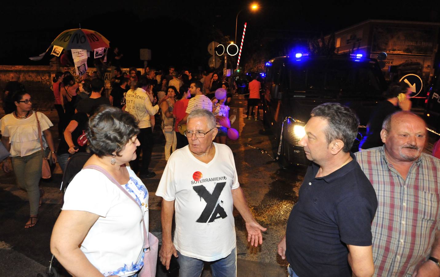 Los agentes han cargado contra algunos vecinos después de que les lanzaran piedras y botellas. La Policía ha desplegado un dispositivo para impedir que los vecinos ocupen el paso a nivel de Santiago el Mayor