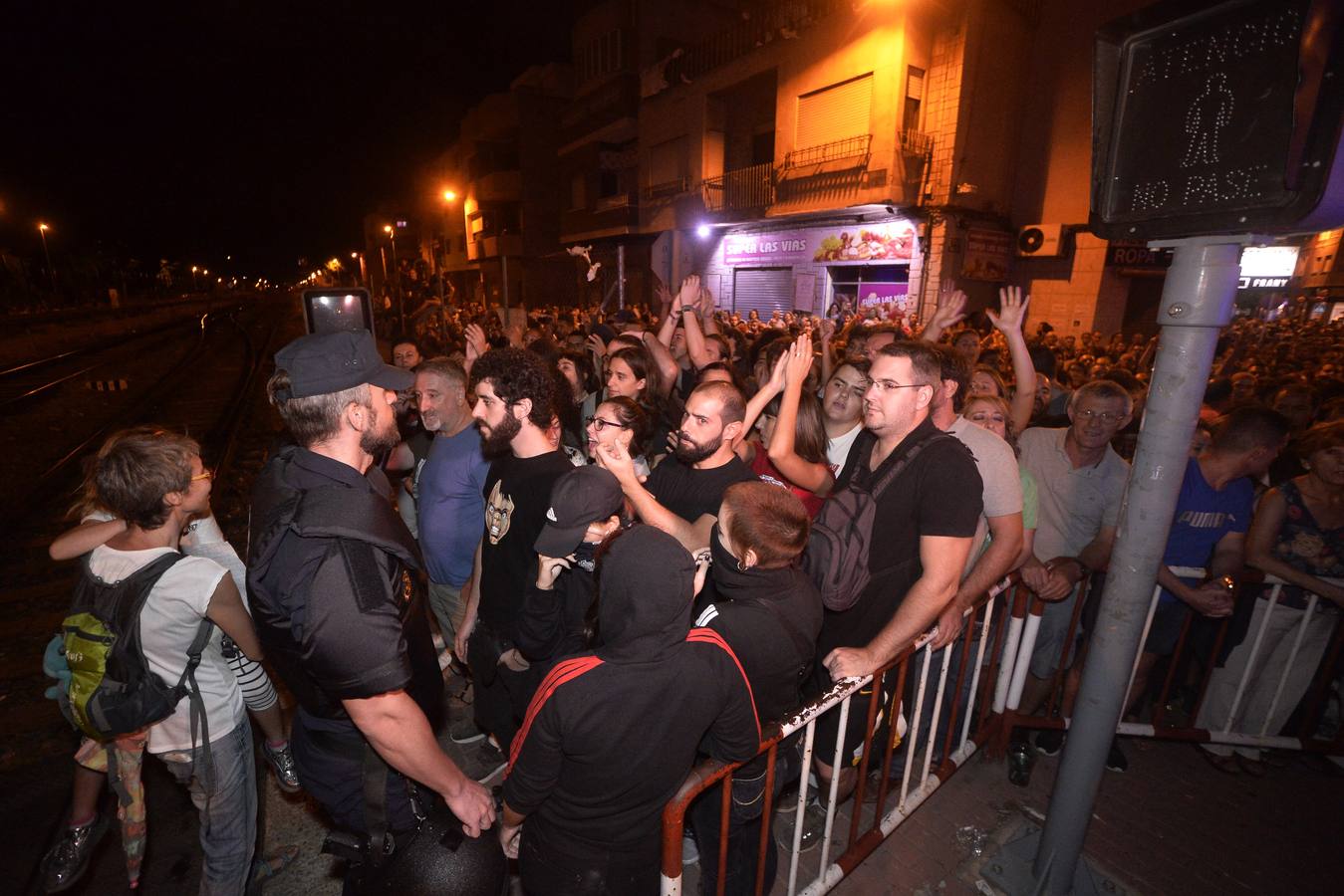 Los agentes han cargado contra algunos vecinos después de que les lanzaran piedras y botellas. La Policía ha desplegado un dispositivo para impedir que los vecinos ocupen el paso a nivel de Santiago el Mayor