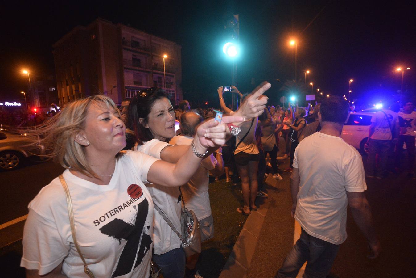 Los agentes han cargado contra algunos vecinos después de que les lanzaran piedras y botellas. La Policía ha desplegado un dispositivo para impedir que los vecinos ocupen el paso a nivel de Santiago el Mayor