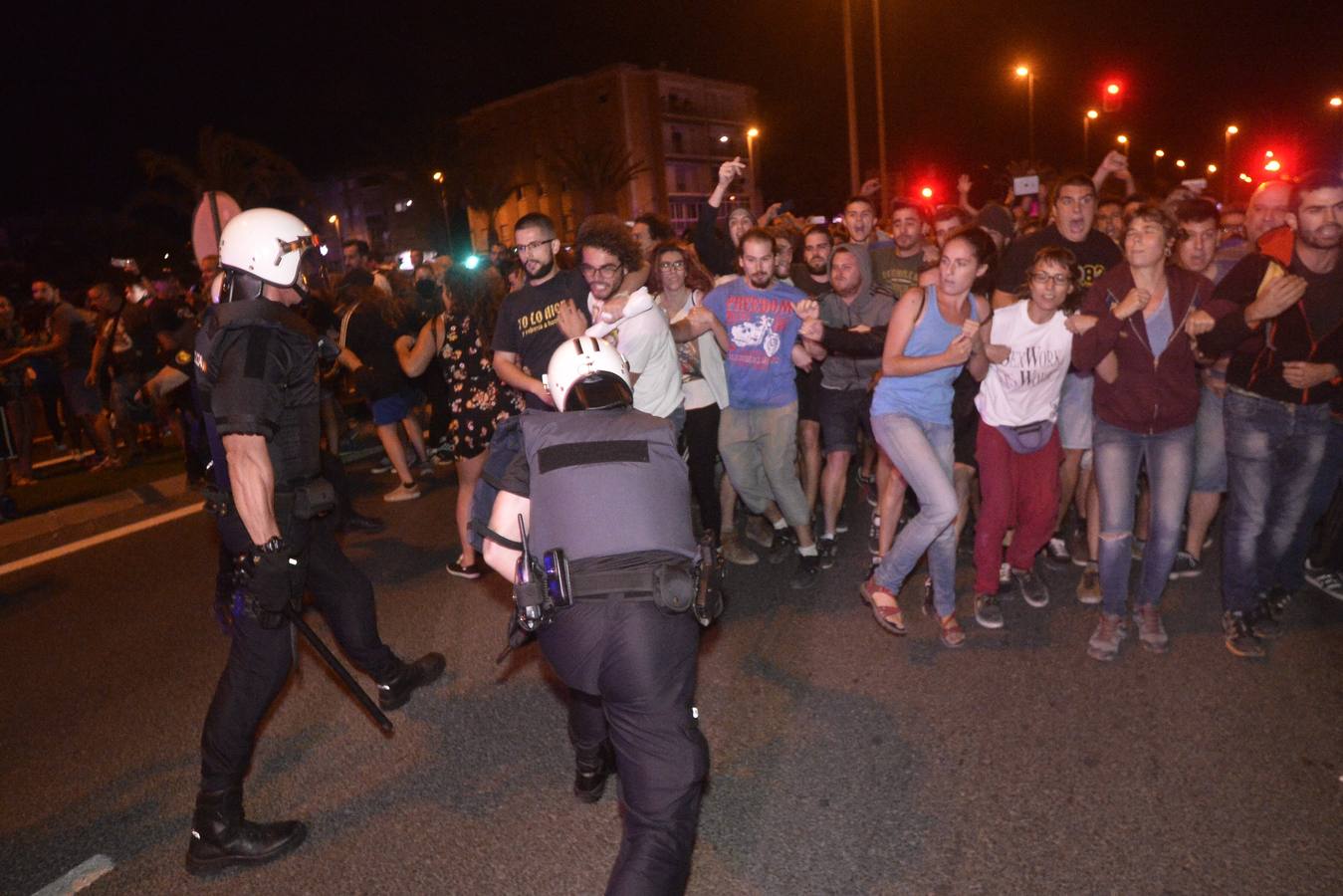 Los agentes han cargado contra algunos vecinos después de que les lanzaran piedras y botellas. La Policía ha desplegado un dispositivo para impedir que los vecinos ocupen el paso a nivel de Santiago el Mayor