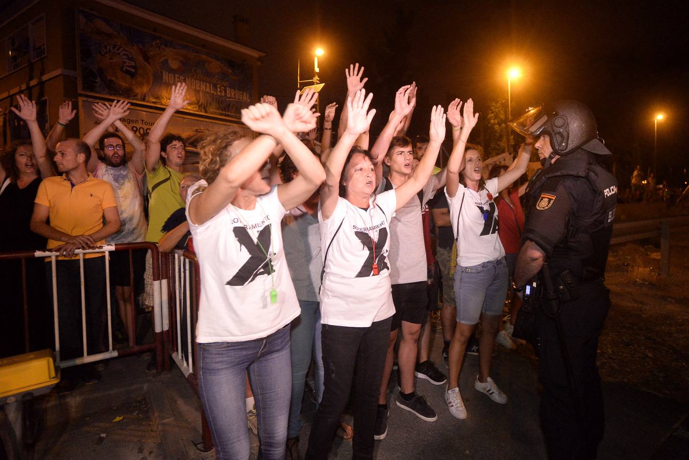 Los agentes han cargado contra algunos vecinos después de que les lanzaran piedras y botellas. La Policía ha desplegado un dispositivo para impedir que los vecinos ocupen el paso a nivel de Santiago el Mayor