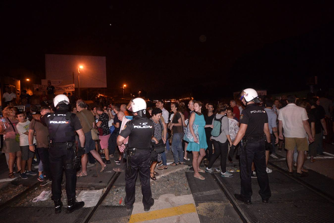 Los agentes han cargado contra algunos vecinos después de que les lanzaran piedras y botellas. La Policía ha desplegado un dispositivo para impedir que los vecinos ocupen el paso a nivel de Santiago el Mayor