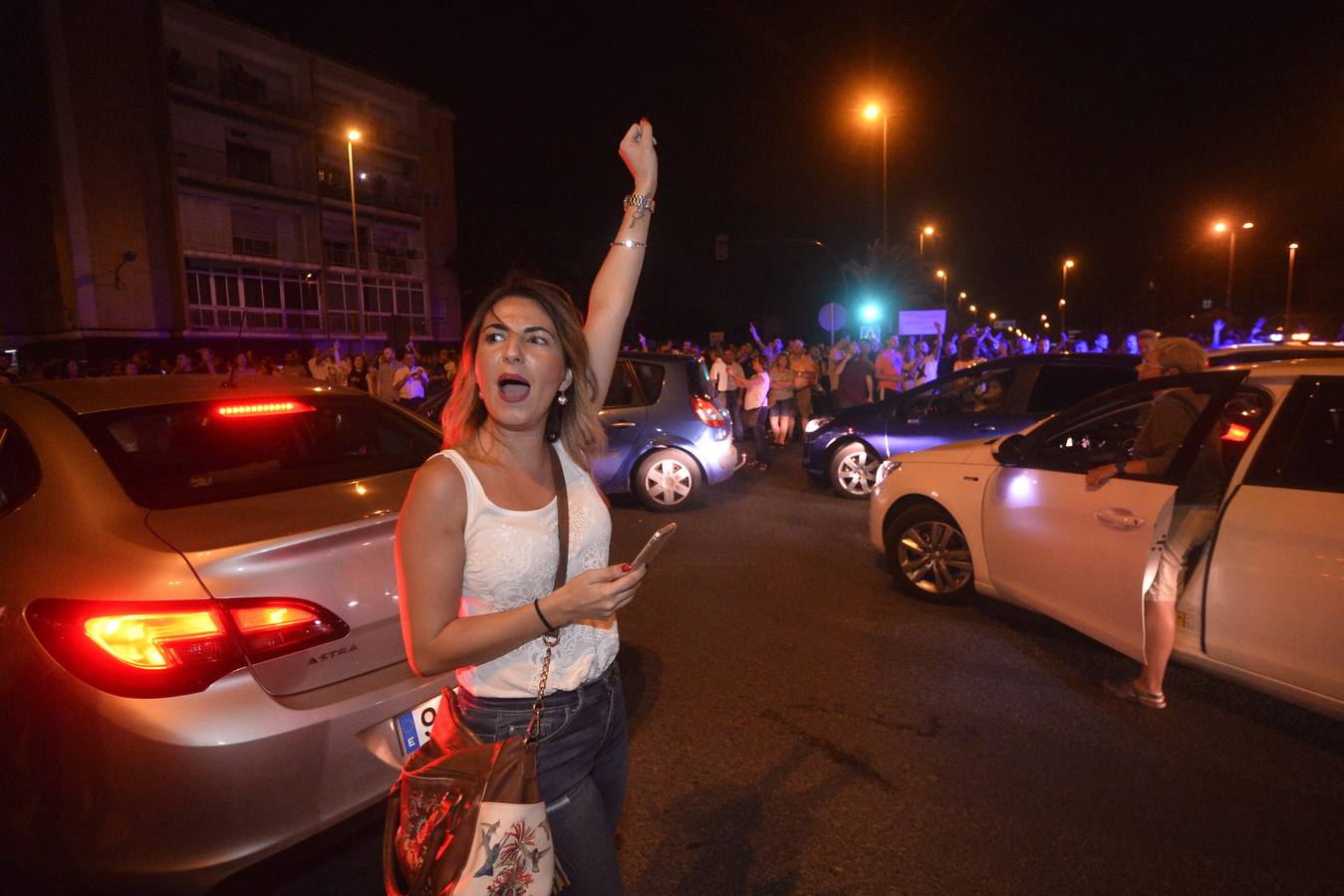 Los agentes han cargado contra algunos vecinos después de que les lanzaran piedras y botellas. La Policía ha desplegado un dispositivo para impedir que los vecinos ocupen el paso a nivel de Santiago el Mayor