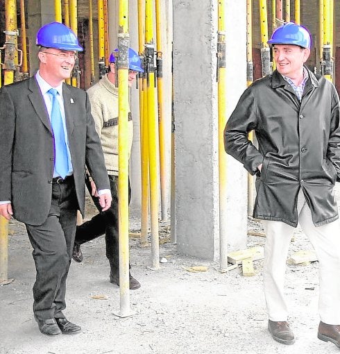 El entonces alcalde, Juan Escudero, y el arquitecto municipal Mariano Ayuso, en 2002, revisando las obras del nuevo edificio consistorial, cuyo coste pasó de seis millones a casi once.