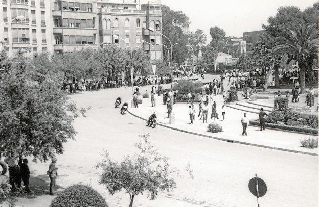 Vista de una carrera, en la Plaza de España de Cartagena, en uno de los trofeos del Corpus a final de los años setenta.