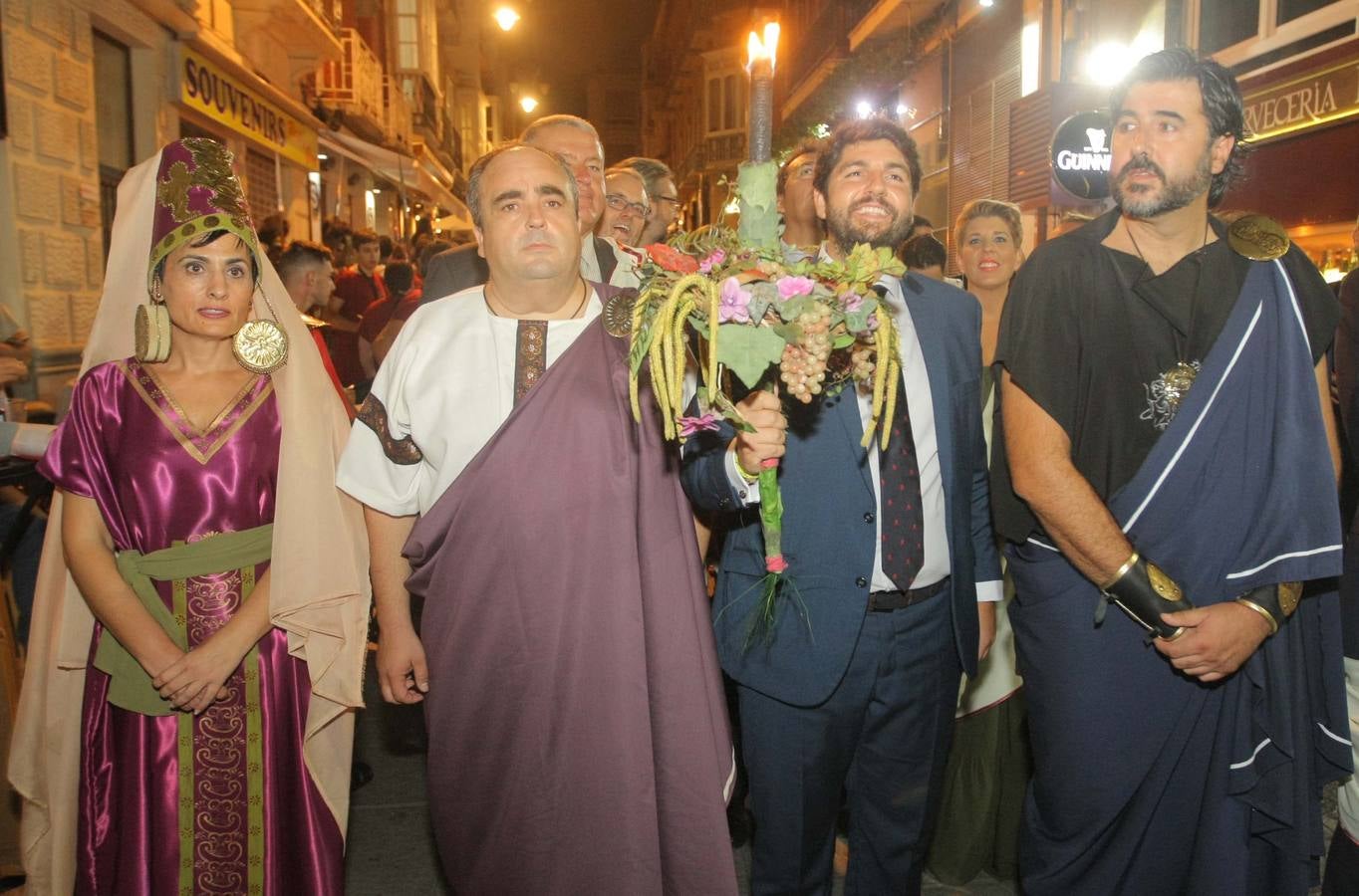 El presidente de la Comunidad pronuncia el pregón con el que dan comienzo las XXVIII Fiestas de Carthagineses y Romanos, en el primer año en el que están catalogadas de Interés Turístico Internacional