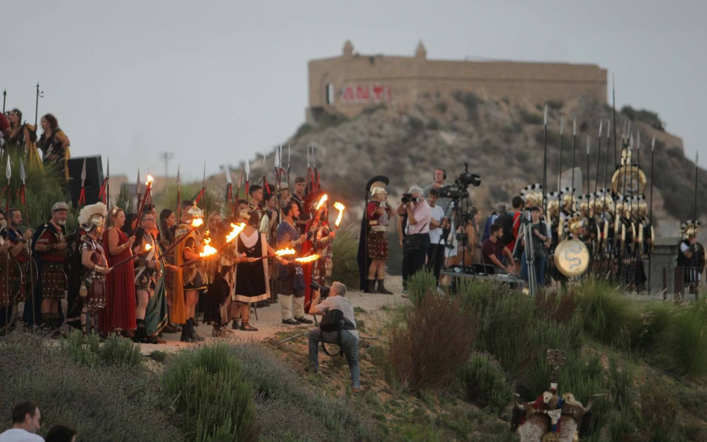 El presidente de la Comunidad pronuncia el pregón con el que dan comienzo las XXVIII Fiestas de Carthagineses y Romanos, en el primer año en el que están catalogadas de Interés Turístico Internacional