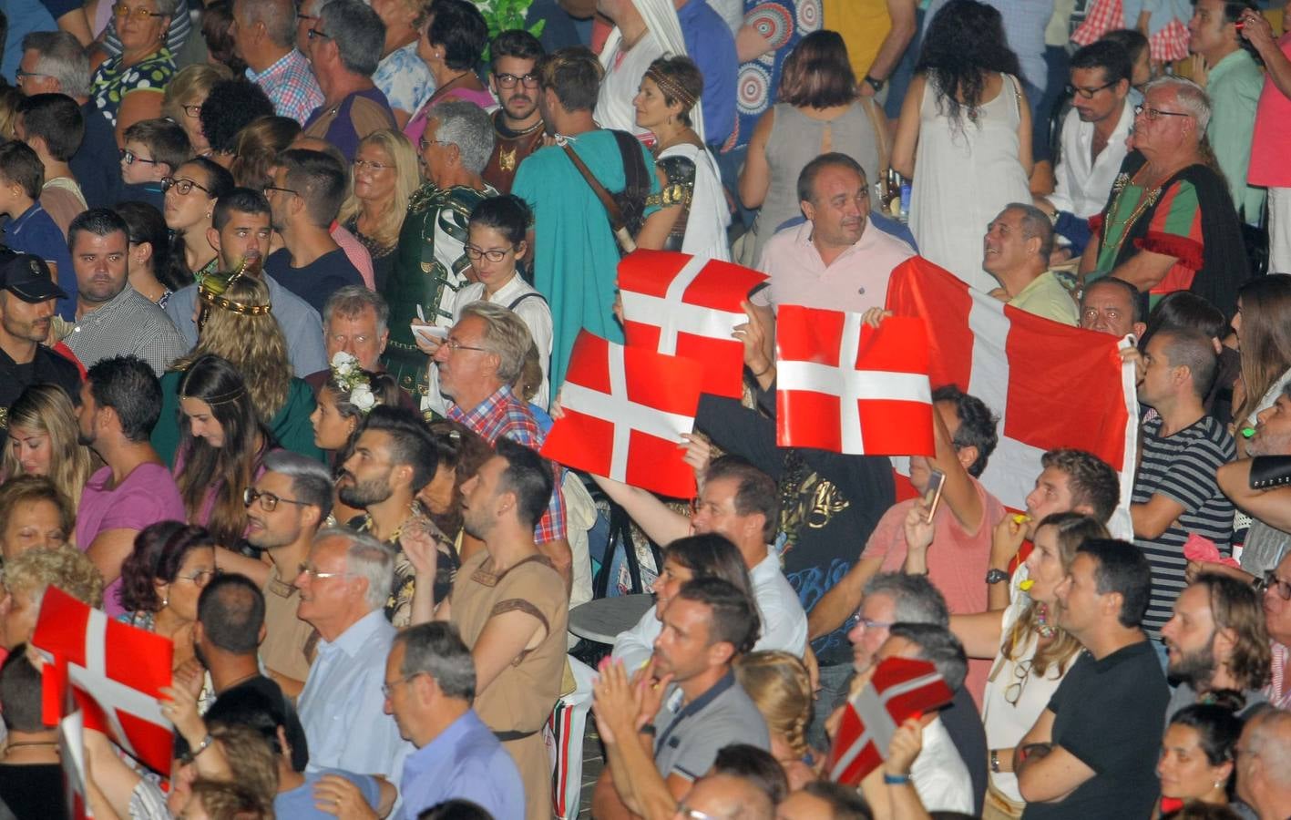 El presidente de la Comunidad pronuncia el pregón con el que dan comienzo las XXVIII Fiestas de Carthagineses y Romanos, en el primer año en el que están catalogadas de Interés Turístico Internacional