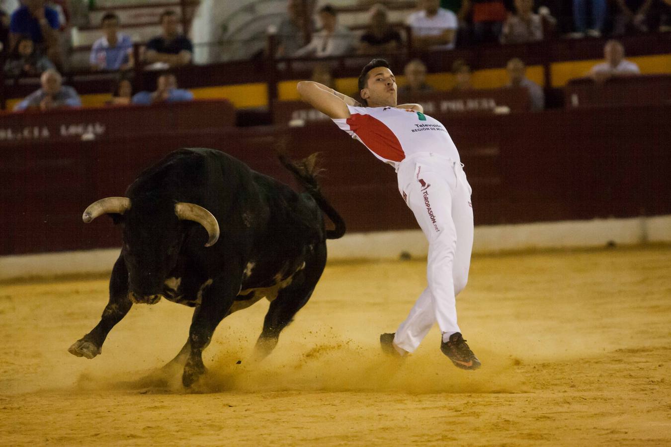 Las luces del centenario coso de La Condomina se encendieron anoche para acoger un espectáculo singular: una semifinal del Campeonato de España de recortadores