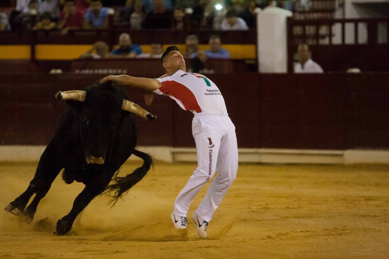 Las luces del centenario coso de La Condomina se encendieron anoche para acoger un espectáculo singular: una semifinal del Campeonato de España de recortadores