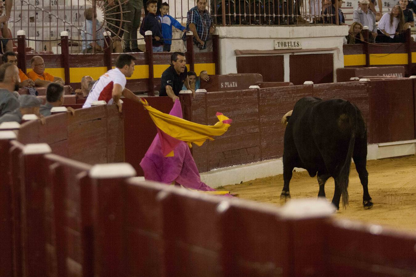 Las luces del centenario coso de La Condomina se encendieron anoche para acoger un espectáculo singular: una semifinal del Campeonato de España de recortadores