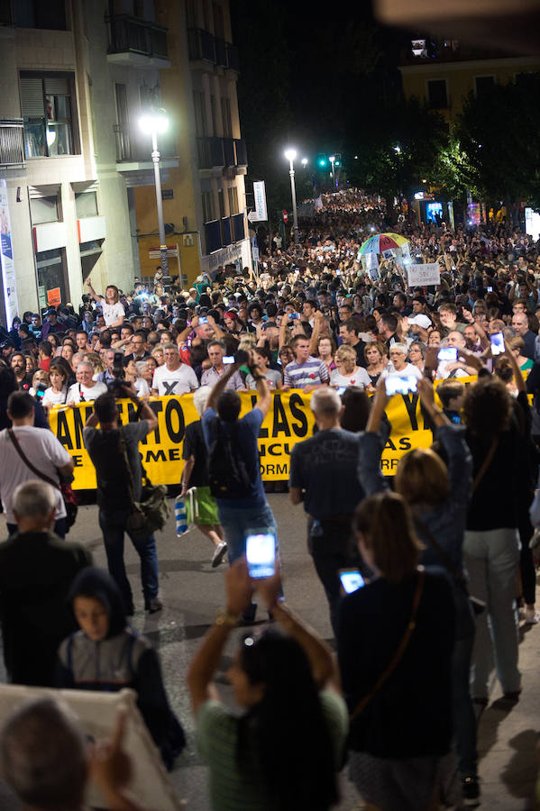 Miles de vecinos realizan una marcha desde la calle Torre de Romo hasta la Delegación del Gobierno para volver a pedir el soterramiento de las vías