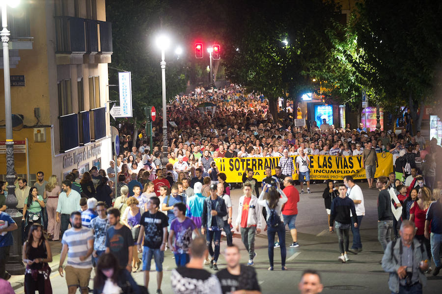 Miles de vecinos realizan una marcha desde la calle Torre de Romo hasta la Delegación del Gobierno para volver a pedir el soterramiento de las vías