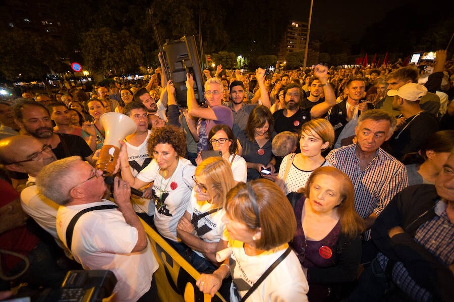 Miles de vecinos realizan una marcha desde la calle Torre de Romo hasta la Delegación del Gobierno para volver a pedir el soterramiento de las vías