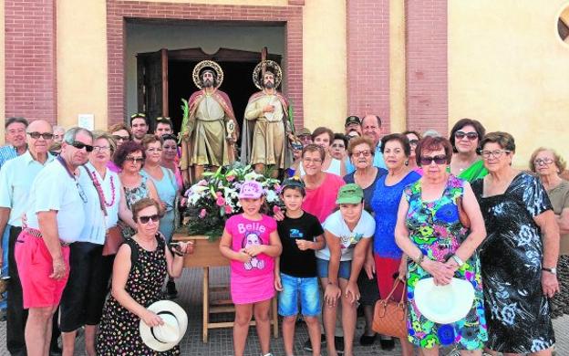 Vecinos de Los Médicos, junto a las imágenes de los santos, en la ermita de esta localidad de la diputación de La Palma.