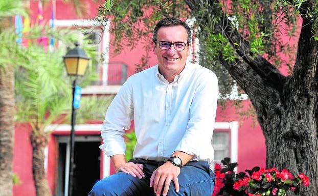 Diego Conesa, alcalde de Alhama de Murcia, posa en un jardín de su localidad.