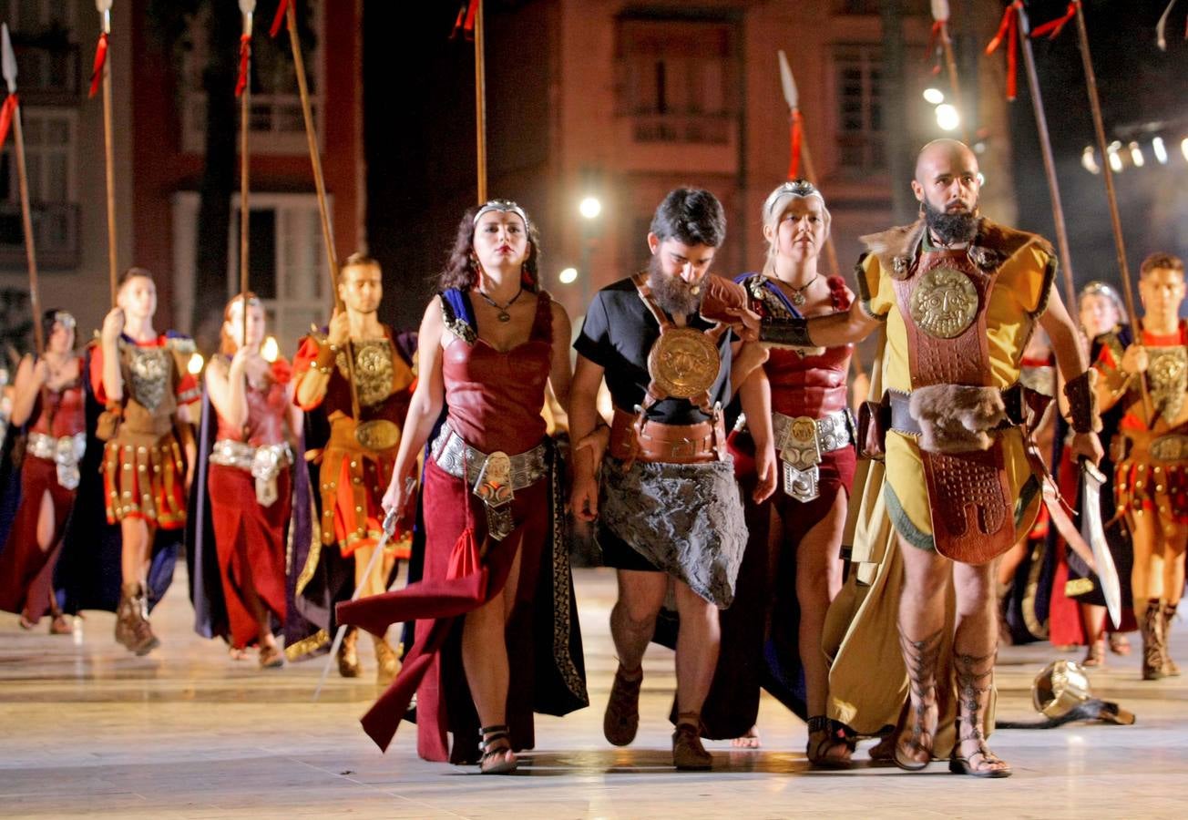 Los púnicos dan protagonismo por la mañana a los niños y recrean por la tarde y noche la Fundación de Qart Hadast