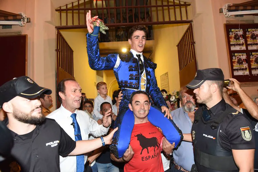 La novillada con picadores de la Feria de Murcia tuvo como gran protagonista al debutante Ramón Serrano. Cortó tres orejas en la tarde que hacía su presentación con los del castoreño y causó una gratísima impresión