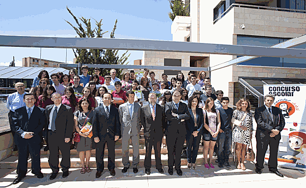 Los componentes de todos los grupos premiados, junto con representantes de los organizadores y colaboradores del evento