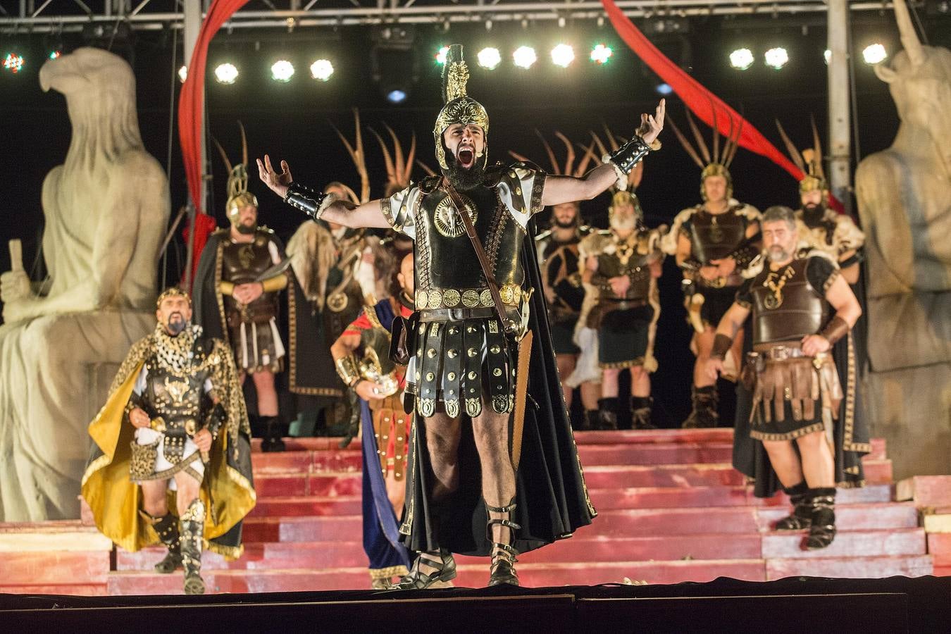 Una banda sonora propia realza la entrada de los personajes carthagineses a un escenario con más luz y fuegos, para disfrute de 1.300 espectadores