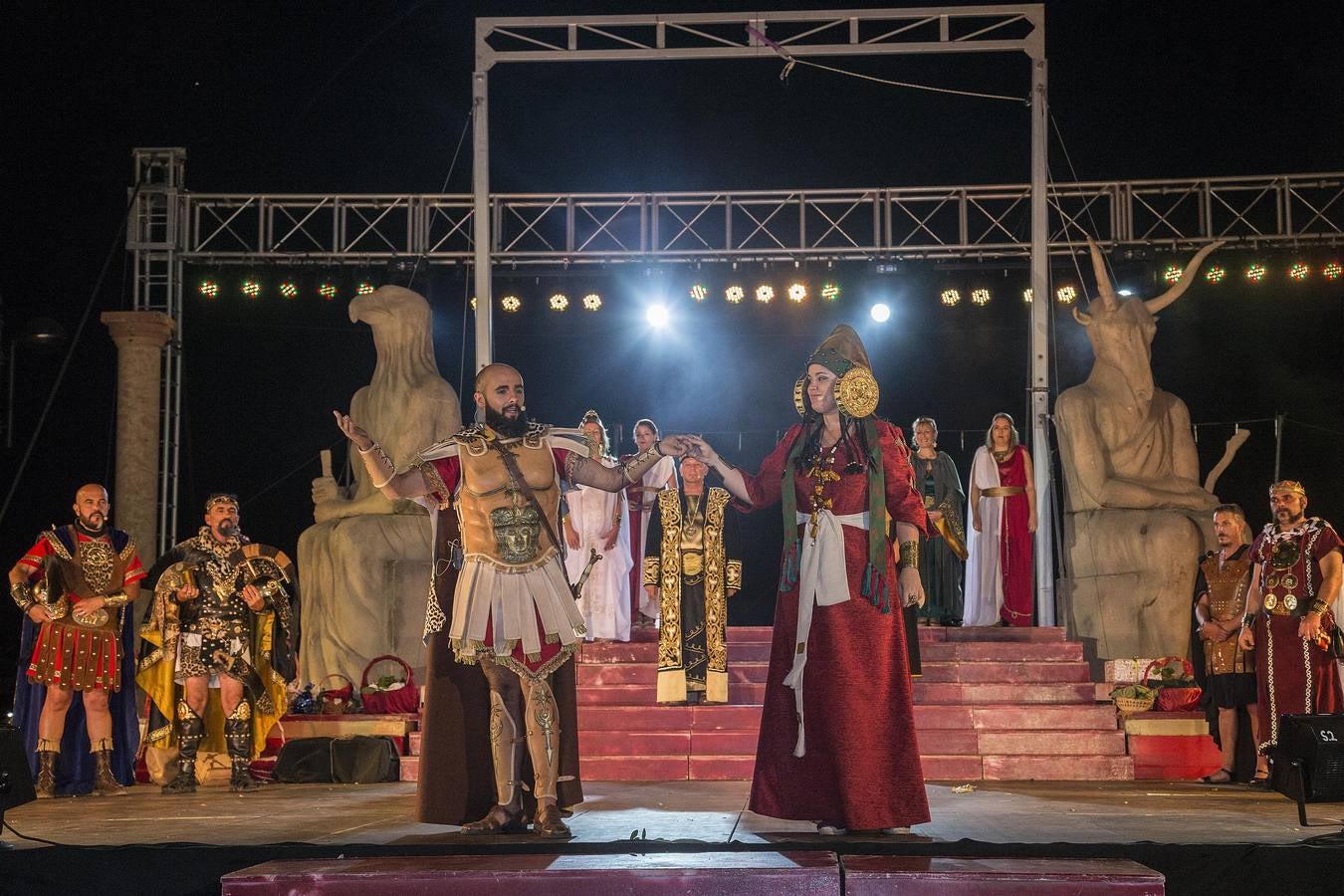 Una banda sonora propia realza la entrada de los personajes carthagineses a un escenario con más luz y fuegos, para disfrute de 1.300 espectadores