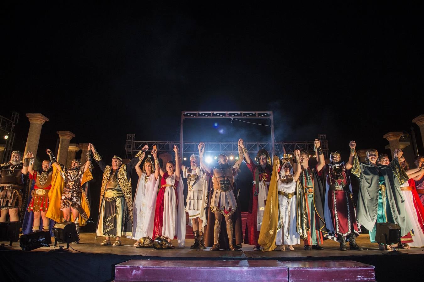 Una banda sonora propia realza la entrada de los personajes carthagineses a un escenario con más luz y fuegos, para disfrute de 1.300 espectadores