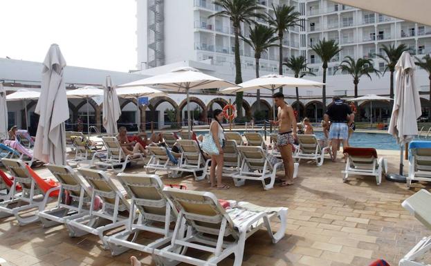 Turistas en la piscina de un hotel de La Manga. 