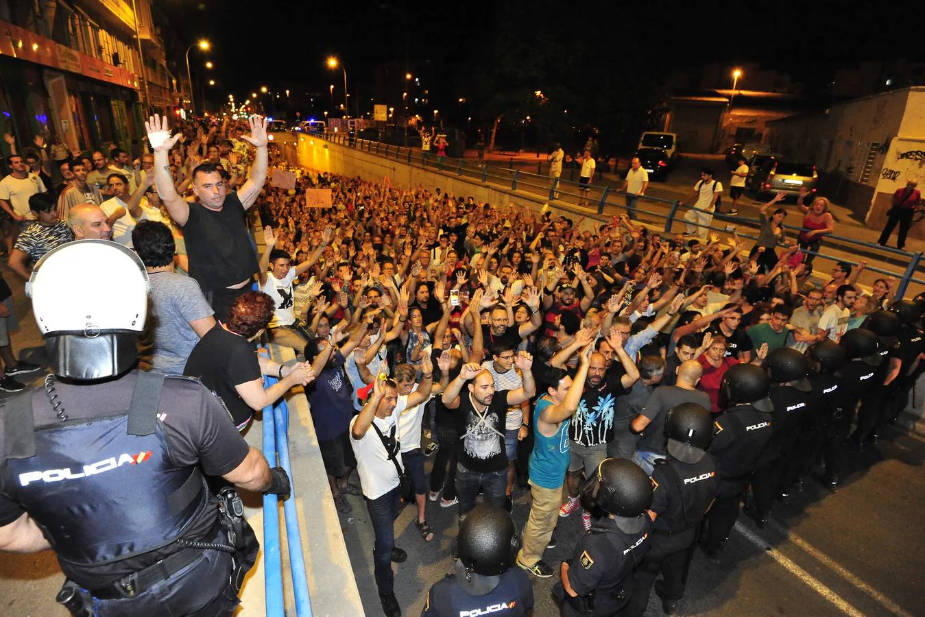 La movilización en el entorno de las vías llegó anoche a Ronda Sur y El Rollo, hasta donde se trasladaron los vecinos que estaban concentrados en el paso a nivel de Santiago el Mayor