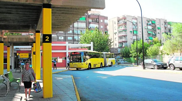 Un autobús accede a los andenes de la estación de Molina de Segura. 