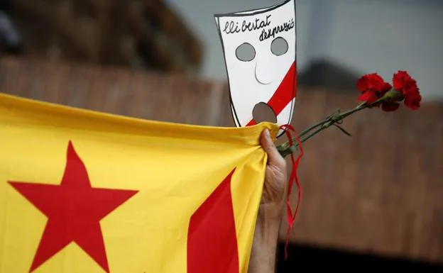 Manifestantes defienden libertad de expresión ante detenciones en Cataluña.