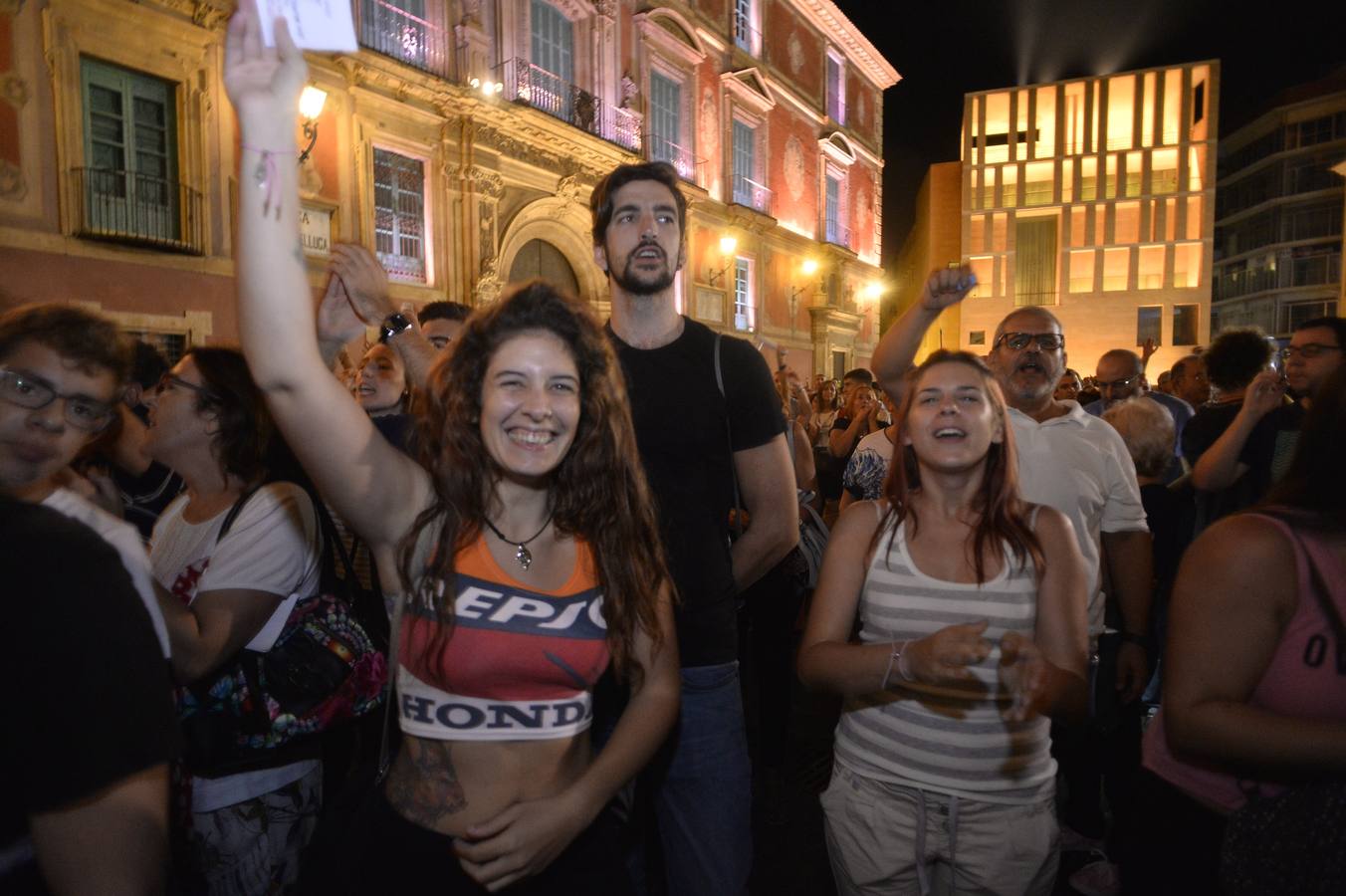 Más de 300 músicos de la Región interpretaron una versión de la canción 'The Wall', de Pink Floyd, junto al paso a nivel de Santiago el Mayor. También hubo una concentración en bici en apoyo al soterramiento.