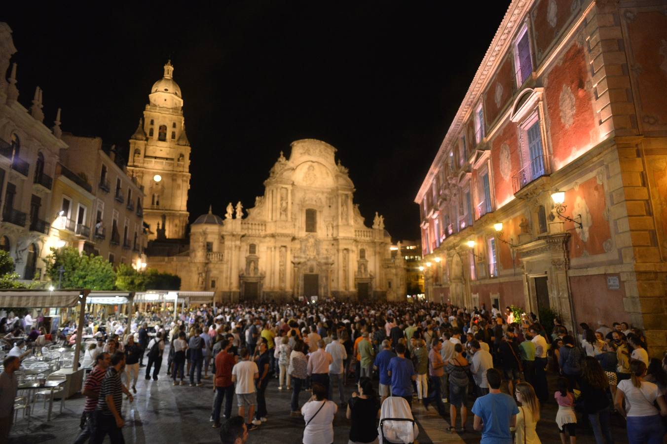 Más de 300 músicos de la Región interpretaron una versión de la canción 'The Wall', de Pink Floyd, junto al paso a nivel de Santiago el Mayor. También hubo una concentración en bici en apoyo al soterramiento.