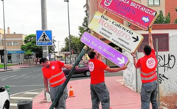 Operarios de la ute MuyBici colaboran en la retirada de varios postes publicitarios en Santiago y Zaraíche.