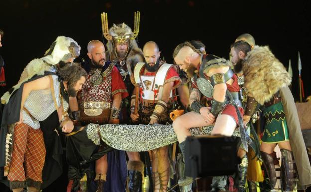 El estado mayor carthaginés, durante la representación del desembarco, en el escenario del Muelle de Alfonso XII.