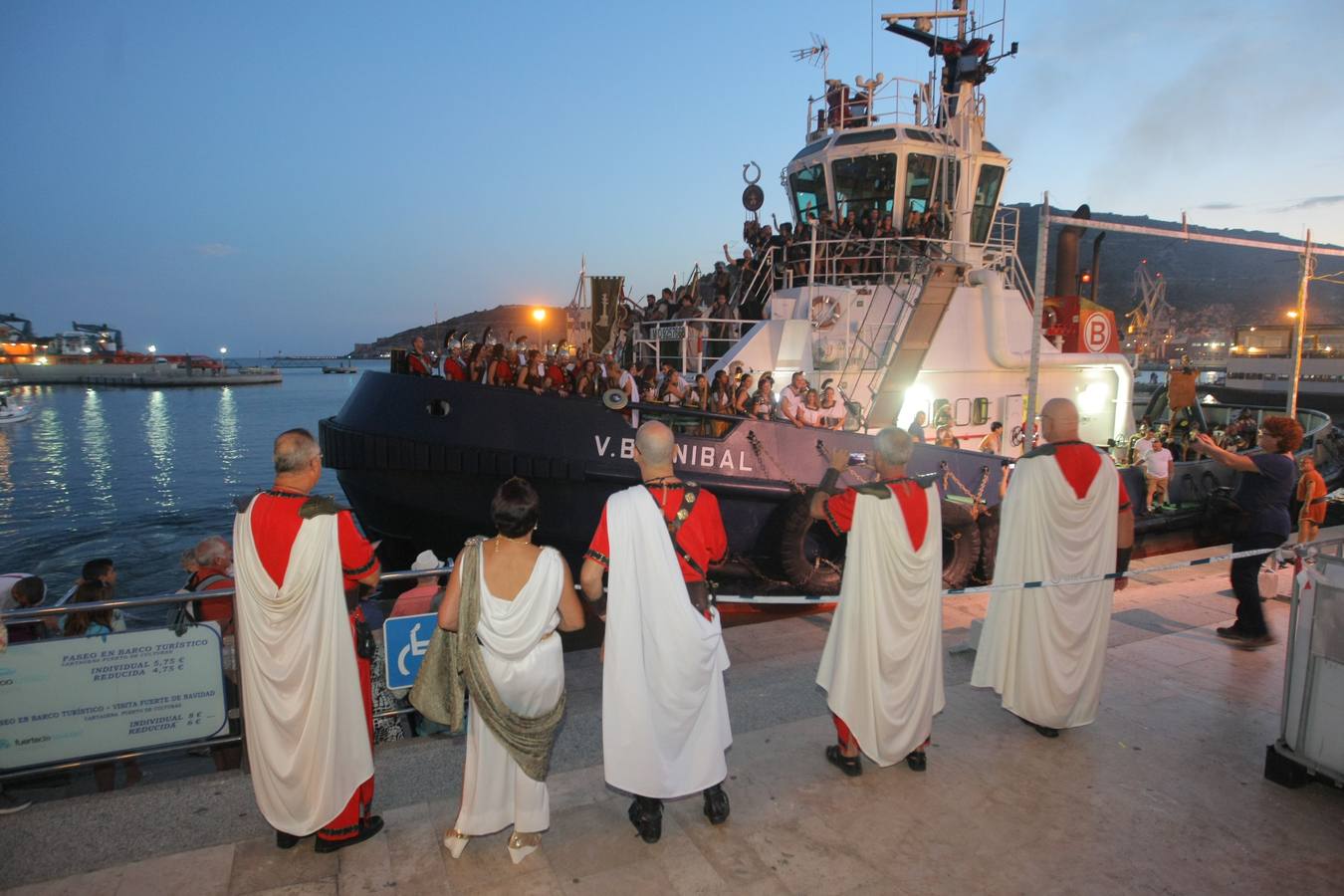 El auditorio del Muelle de Cartagena se llena para ver el desembarco de los mercenarios y su unión a las huestes púnicas 