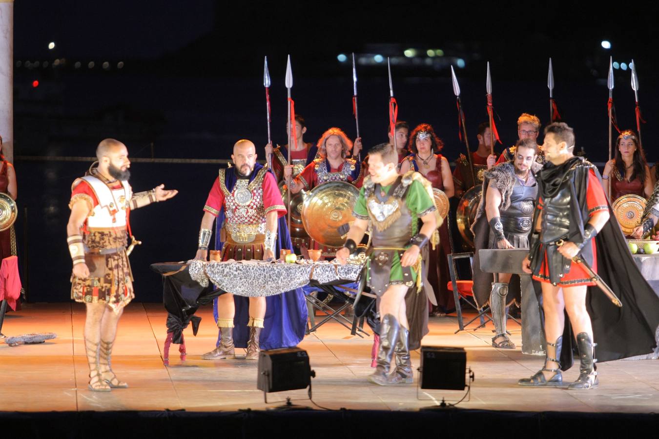 El auditorio del Muelle de Cartagena se llena para ver el desembarco de los mercenarios y su unión a las huestes púnicas 