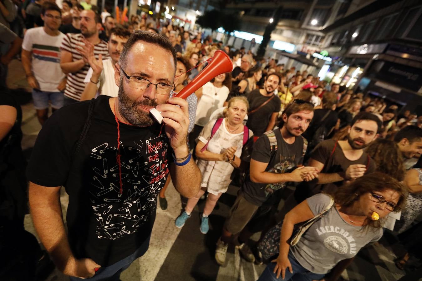 Miles de personas vuelven a concentrarse en las inmediaciones del paso a nivel de Santiago el Mayor y recorren el centro de Murcia para protestar por las obras del AVE