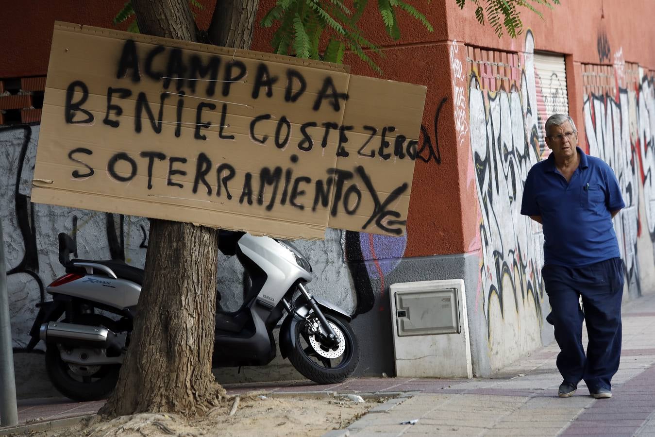 Miles de personas vuelven a concentrarse en las inmediaciones del paso a nivel de Santiago el Mayor y recorren el centro de Murcia para protestar por las obras del AVE