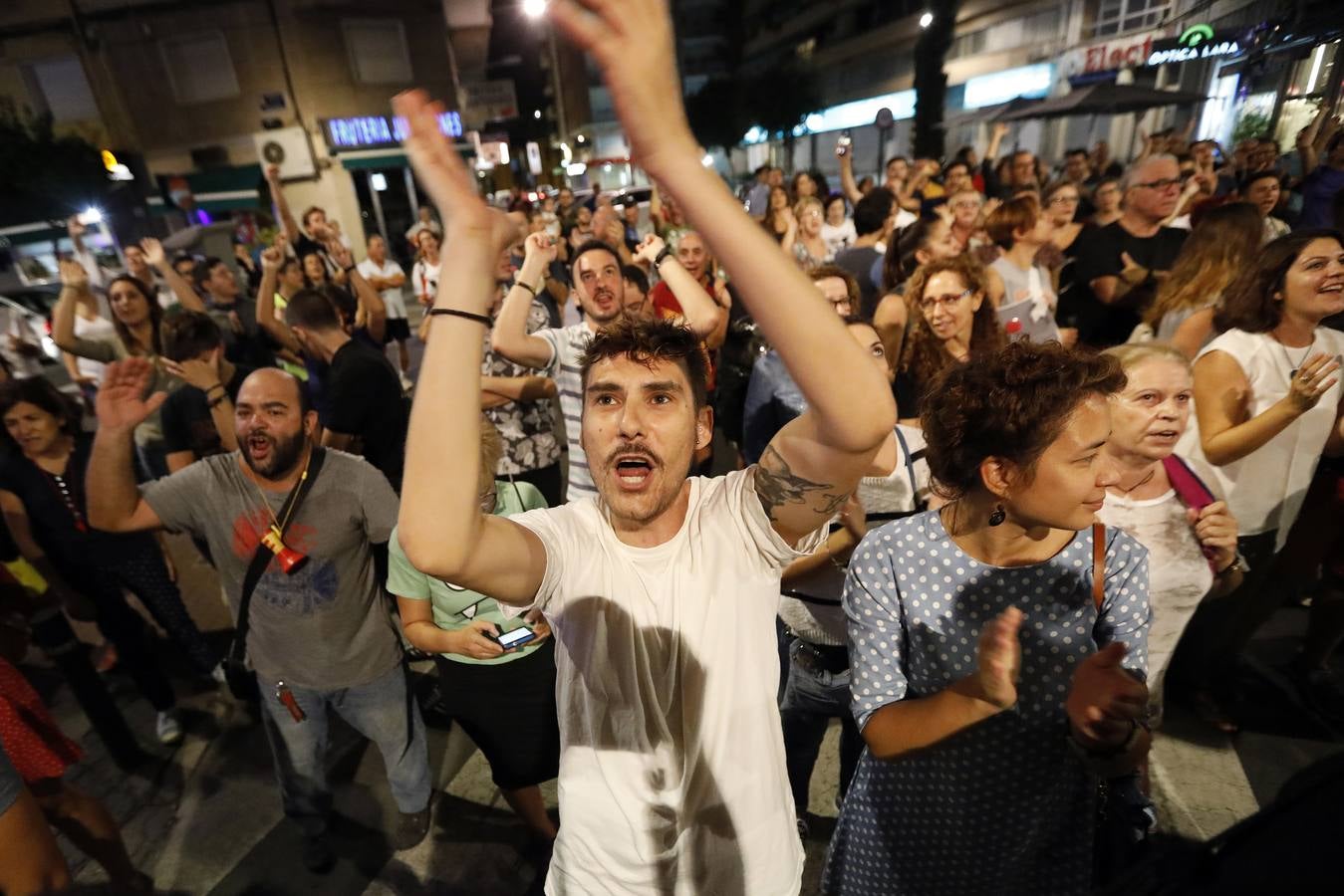 Miles de personas vuelven a concentrarse en las inmediaciones del paso a nivel de Santiago el Mayor y recorren el centro de Murcia para protestar por las obras del AVE